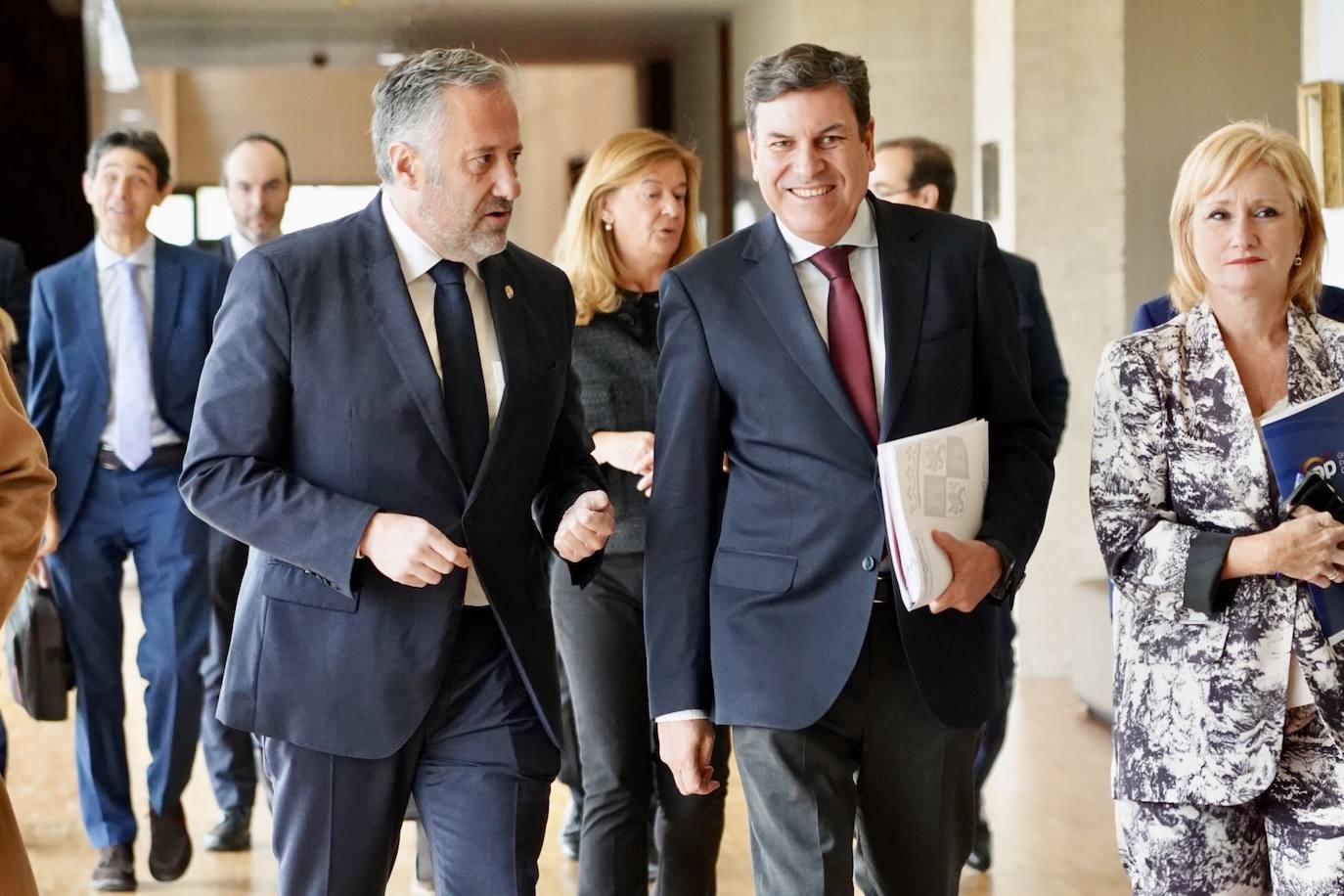 El consejero de Economía y Hacienda y portavoz de la Junta, Carlos Fernández Carriedo, comparece ante la Comisión de Economía y Hacienda de las Cortes de Castilla y León para explicar el proyecto de Ley de Presupuestos de la Comunidad para 2023 y el referente a su departamento.