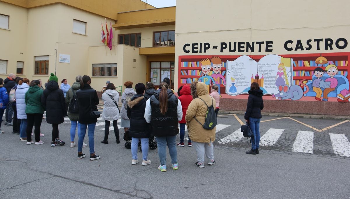 Un grupo de padres de los alumnos del centro planean distintas acciones para agilizar la instalación de la caldera en el colegio y que los alumnos y profesores puedan dar clase con calefacción