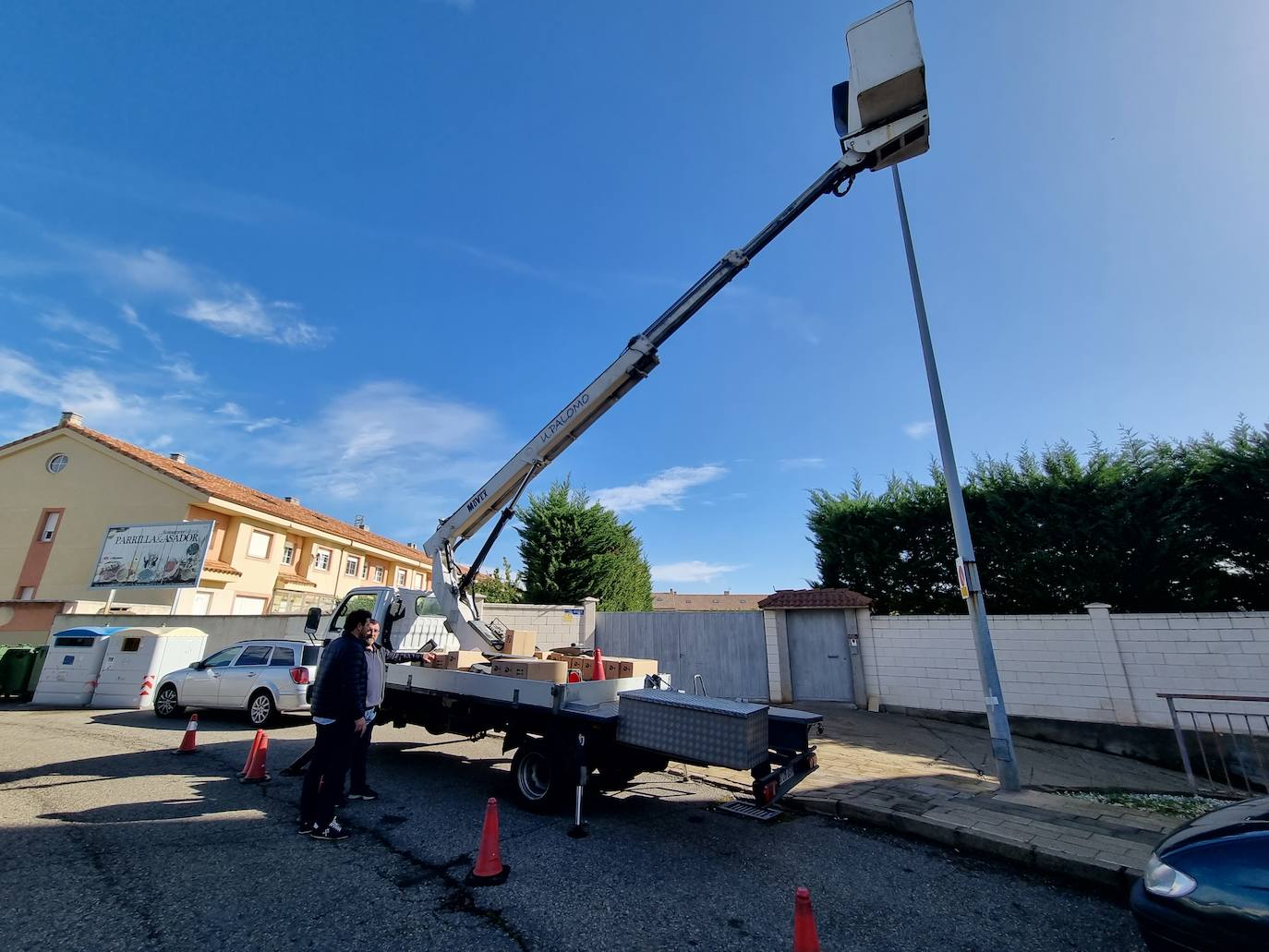 Obras de mejora del alumbrado público en Villaquilambre.