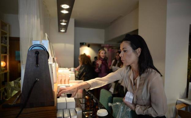 Una mujer escoge unos productos en una edición de las Jornadas de Belleza del Centro Médico Martínez Quindós.