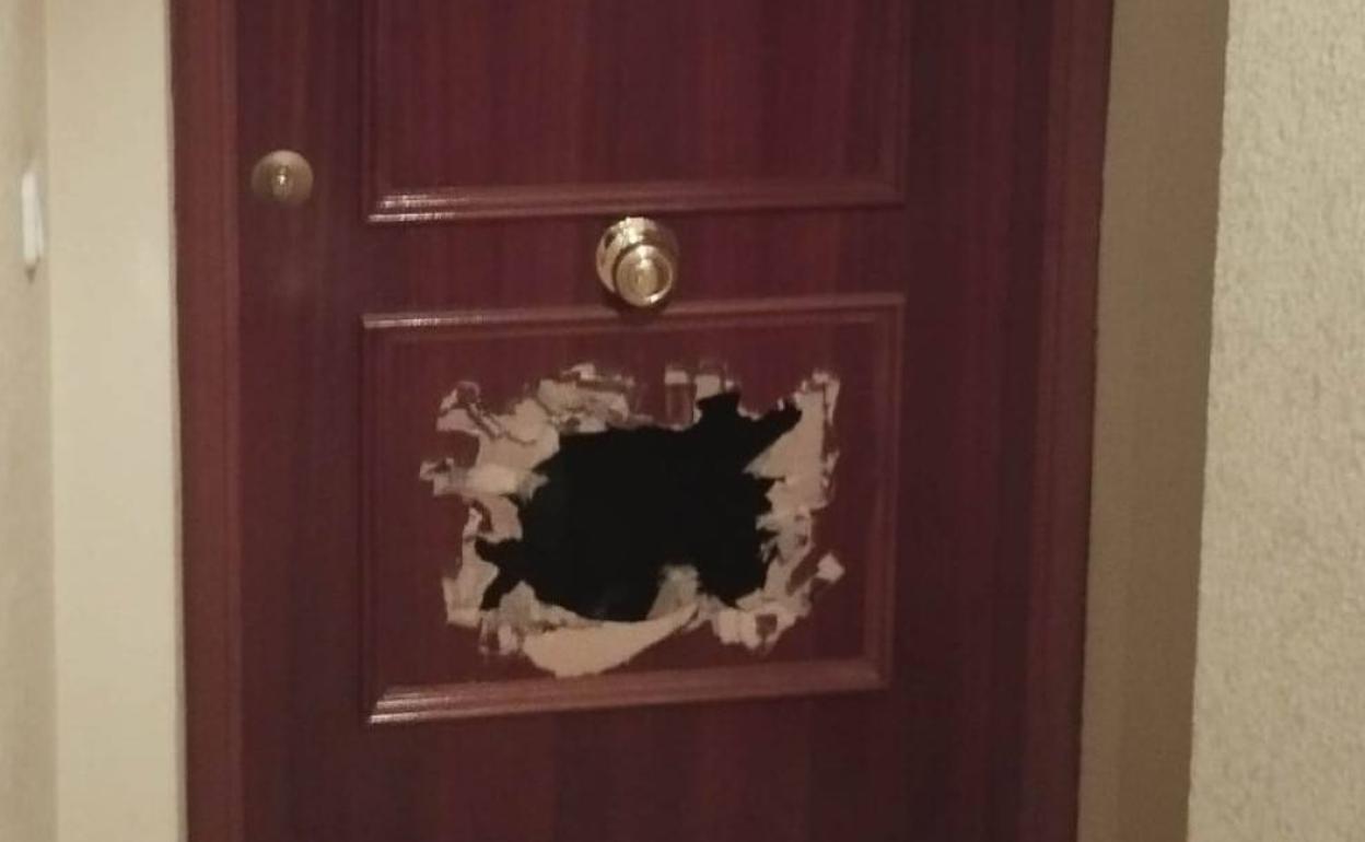 Imagen parcial del estado de la puerta en el momento que el varón fue sorprendido por los agentes. 