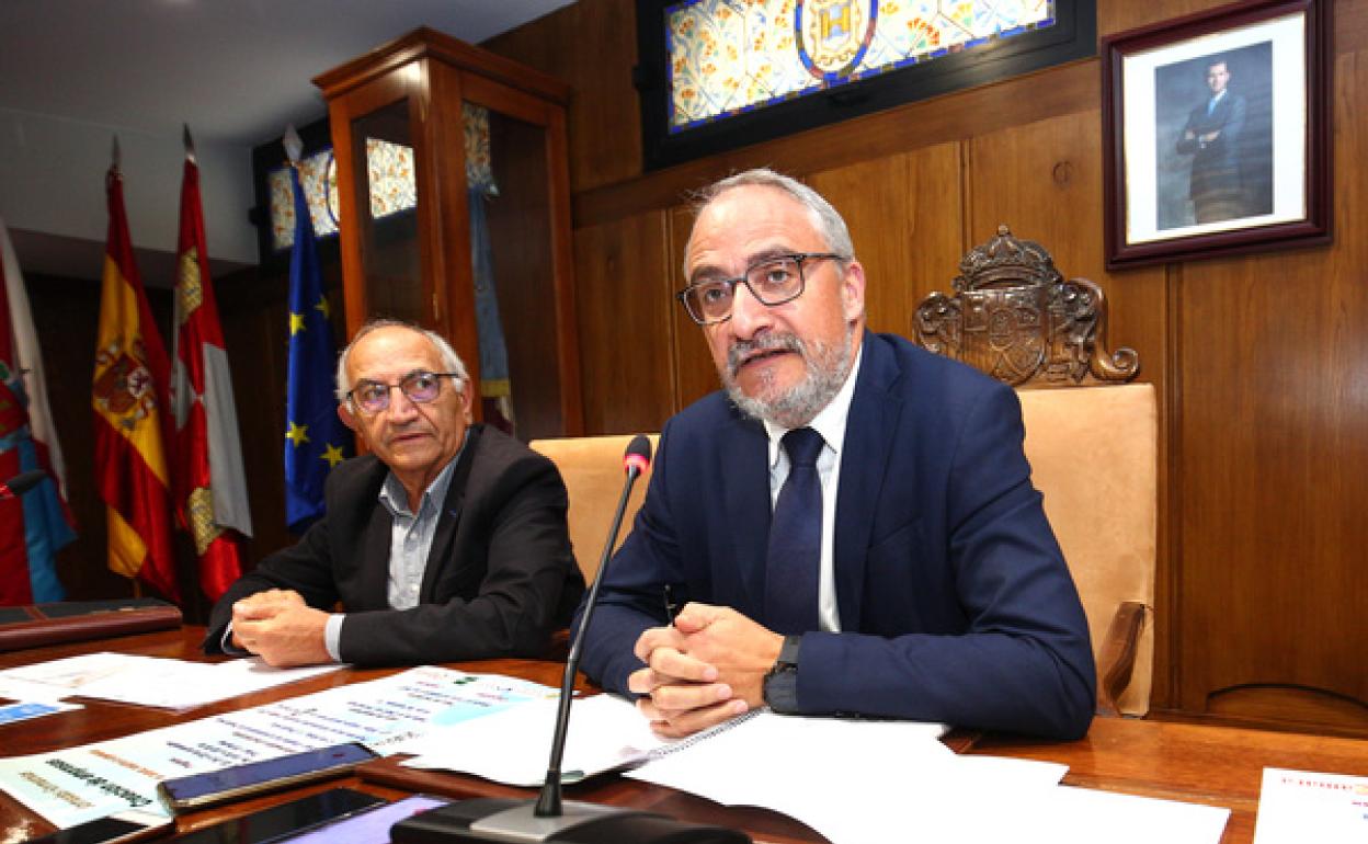 El alcalde de Ponferrada y el responsable de formación de Secot, durante la presentación de las jornadas.