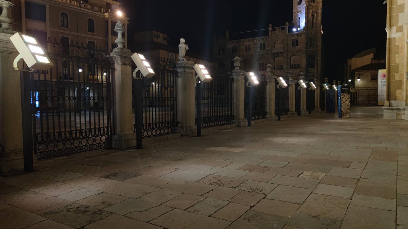 El consistorio acomete la renovación de las luminarias del exterior de la Pulchra que por importe de 223.000 euros ahorrará en la factura de la luz y disminuirá la contaminación lumínica | Se incluye además un nuevo cuadro de control de las luces.