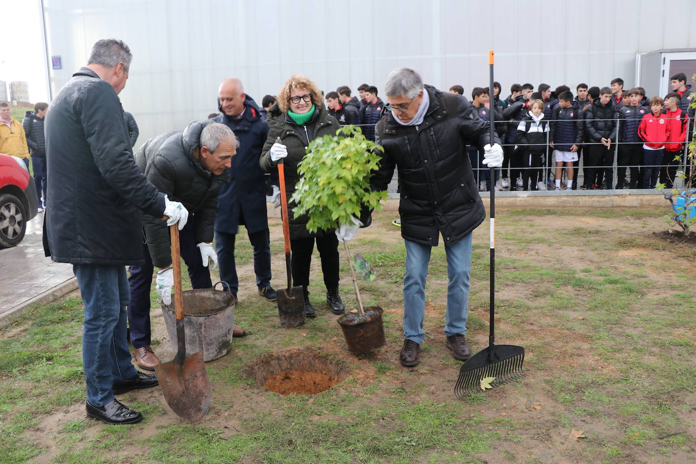 El conjunto leonés cumple con esta iniciativa y planta cinco árboles para tratar de reducir la huella de carbono en León.