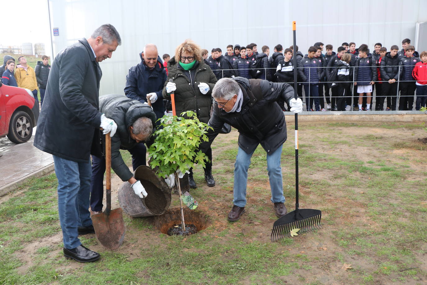 El conjunto leonés cumple con esta iniciativa y planta cinco árboles para tratar de reducir la huella de carbono en León.