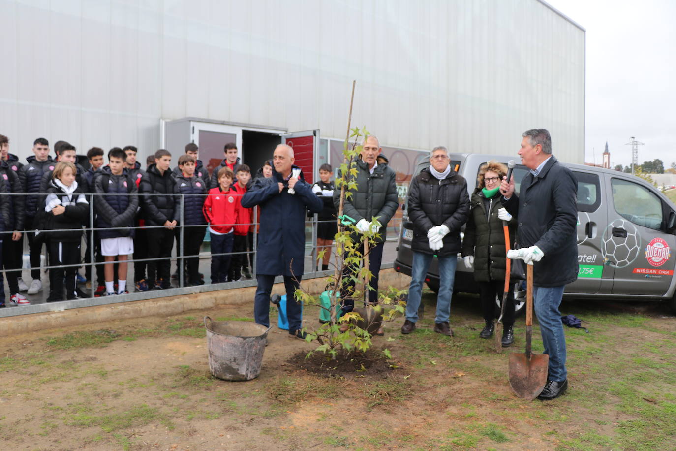 El conjunto leonés cumple con esta iniciativa y planta cinco árboles para tratar de reducir la huella de carbono en León.