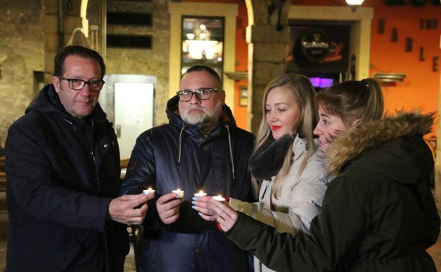 Los hosteleros de León apagan als luces de los establecimientos y encienden velas como protesta frente a la subida de los costes eléctricos.