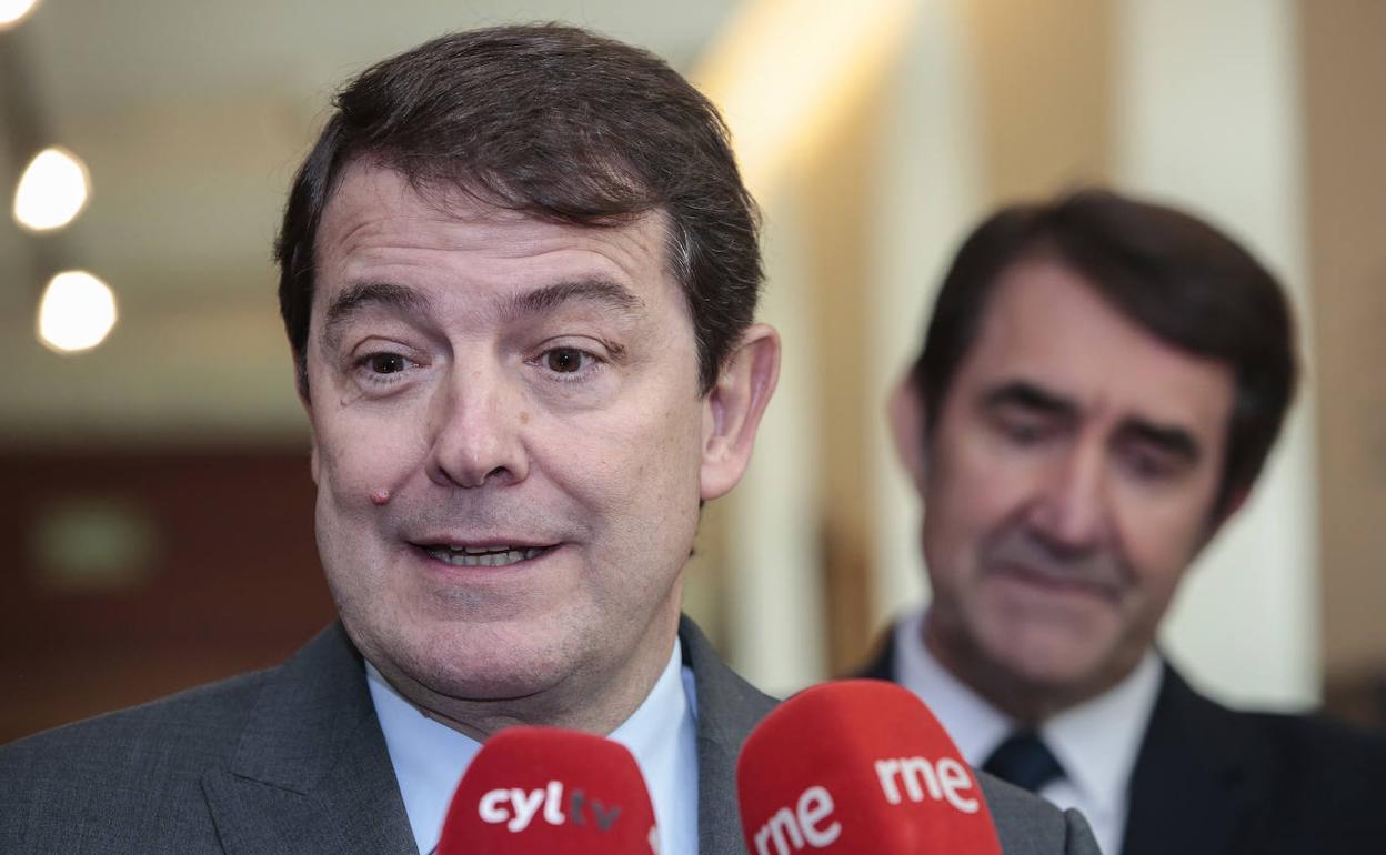 Mañueco pide a Sánchez «más economía, eficacia en la gestión y menos ideología».