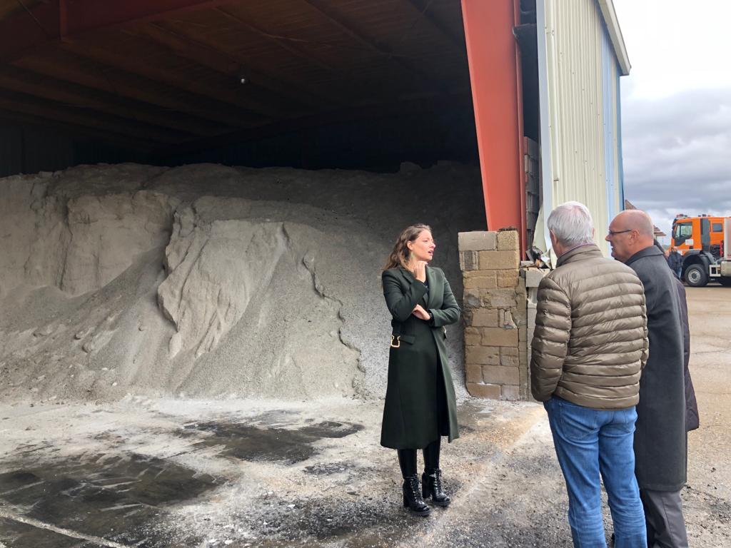 La delegada territorial de la Junta, Ester Muñoz, visita el Parque de maquinaria de la Junta.