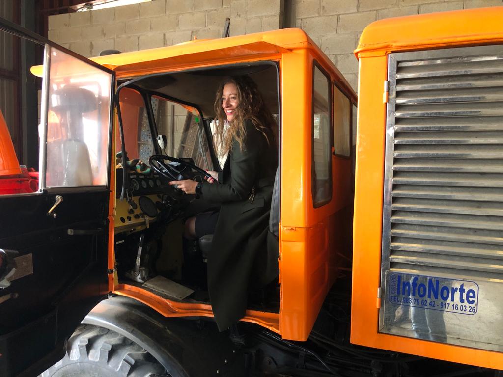 La delegada territorial de la Junta, Ester Muñoz, visita el Parque de maquinaria de la Junta.