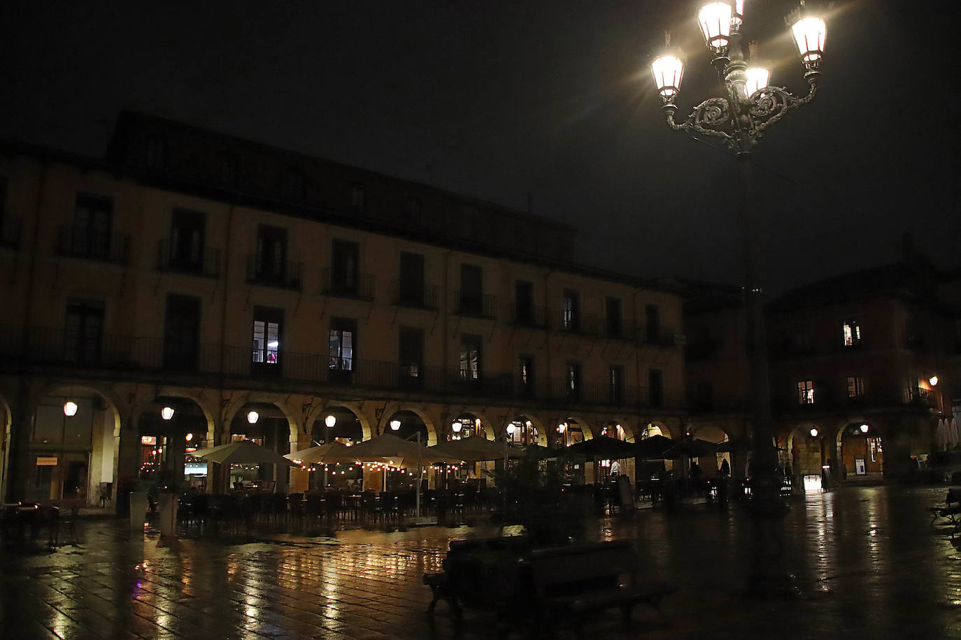 Los establecimientos hosteleros de León capital han apagado de forma simbólica sus luces durante cinco minutos para protestar sobre una subida de la factura de la luz que «se ha multiplicado por cuatro» | Piden utilizar los 3.000 millones de euros en remantentes covid para crear bonso al consumo.