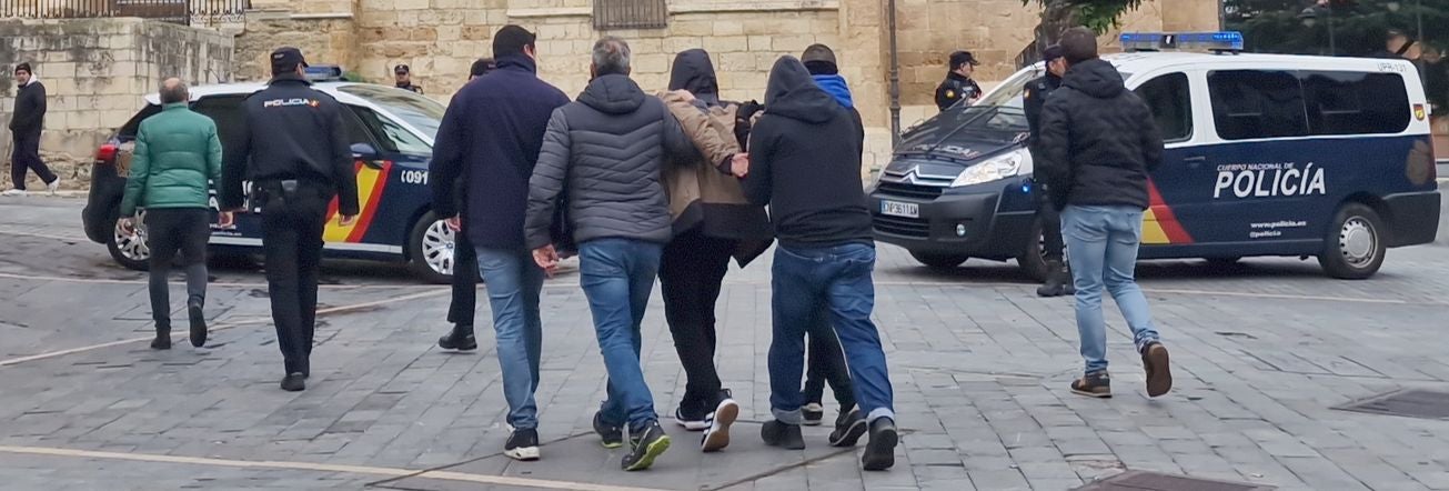 Pruebas de adn, restos biológicos, grabaciones en cámaras de seguridad, la primera detención de un sospechoso, testimonios y un fino 'olfato policial' permitieron dar con el peligroso delincuente 'Vinicius', autor material de la muerte de un hombre en San Andrés del Rabanedo. 