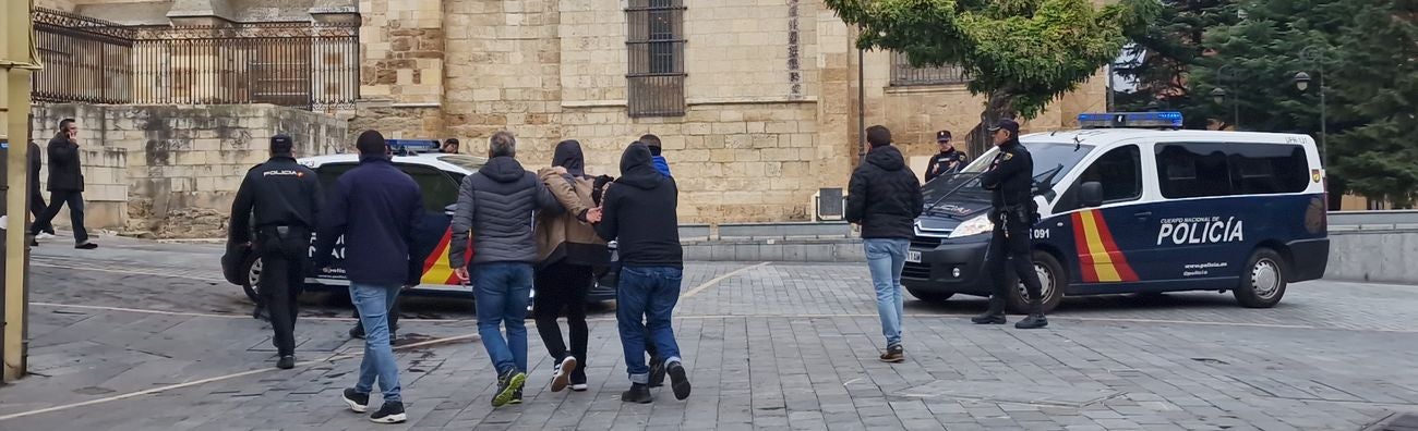 Pruebas de adn, restos biológicos, grabaciones en cámaras de seguridad, la primera detención de un sospechoso, testimonios y un fino 'olfato policial' permitieron dar con el peligroso delincuente 'Vinicius', autor material de la muerte de un hombre en San Andrés del Rabanedo. 