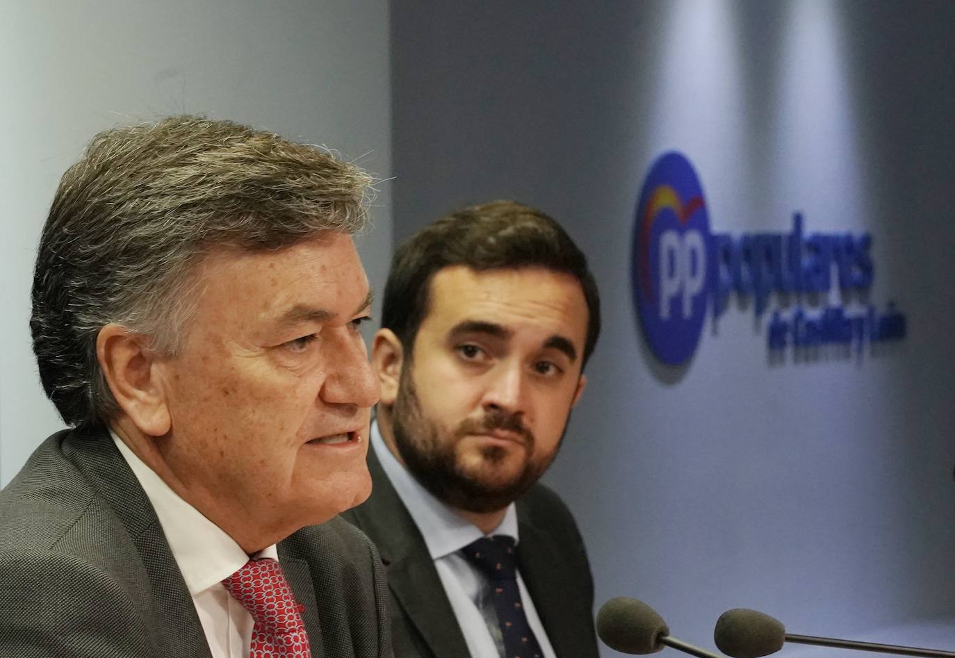 El secretario general del PP de Castilla y León, Francisco Vázquez, junto al vicesecretario de Acción Parlamentaria, Javier Lacalle, y el coordinador de diputados en el Congreso, José Ángel Alonso, presentan en rueda de prensa las enmiendas a los Presupuestos Generales del Estado para el año 2023.