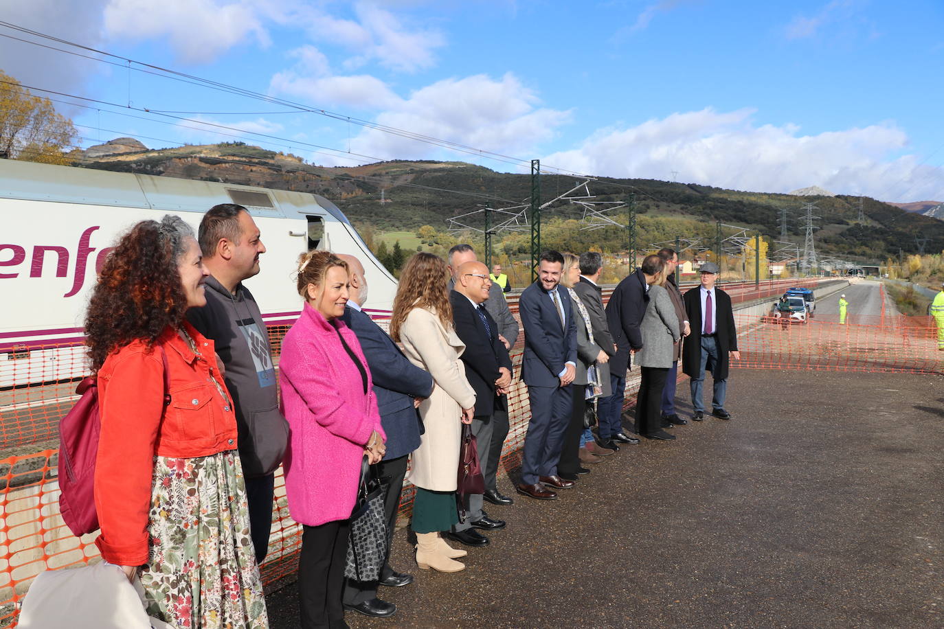 El primer tren con pasajeros ha cruzado este miércoles el corazón de la Variante de Pajares: «Es un día histórico». Ha sido un nutrido grupo de periodistas quienes han recorrido esta infraestructura logística de primer nivel, una de las más importantes a nivel europeo. 