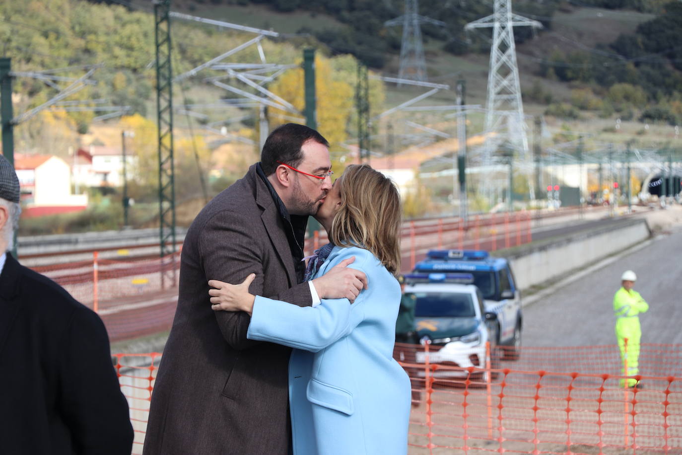 El primer tren con pasajeros ha cruzado este miércoles el corazón de la Variante de Pajares: «Es un día histórico». Ha sido un nutrido grupo de periodistas quienes han recorrido esta infraestructura logística de primer nivel, una de las más importantes a nivel europeo. 