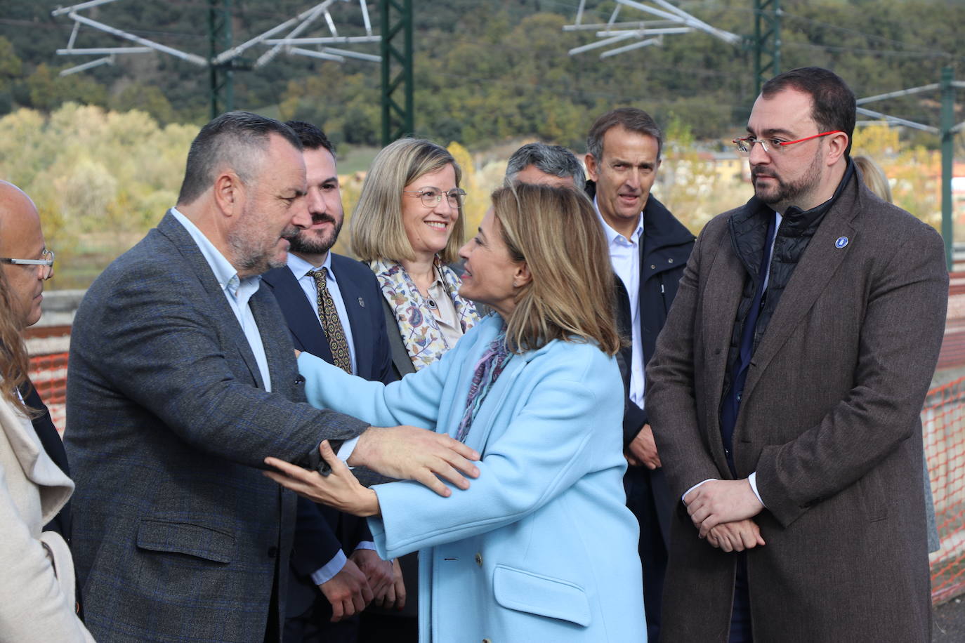 El primer tren con pasajeros ha cruzado este miércoles el corazón de la Variante de Pajares: «Es un día histórico». Ha sido un nutrido grupo de periodistas quienes han recorrido esta infraestructura logística de primer nivel, una de las más importantes a nivel europeo. 