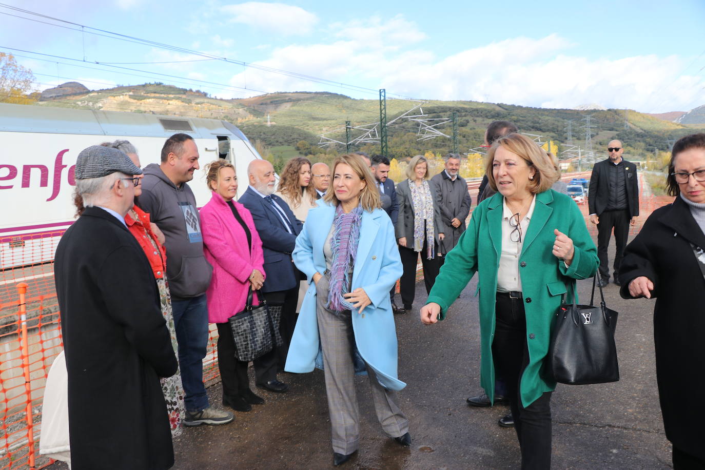 El primer tren con pasajeros ha cruzado este miércoles el corazón de la Variante de Pajares: «Es un día histórico». Ha sido un nutrido grupo de periodistas quienes han recorrido esta infraestructura logística de primer nivel, una de las más importantes a nivel europeo. 