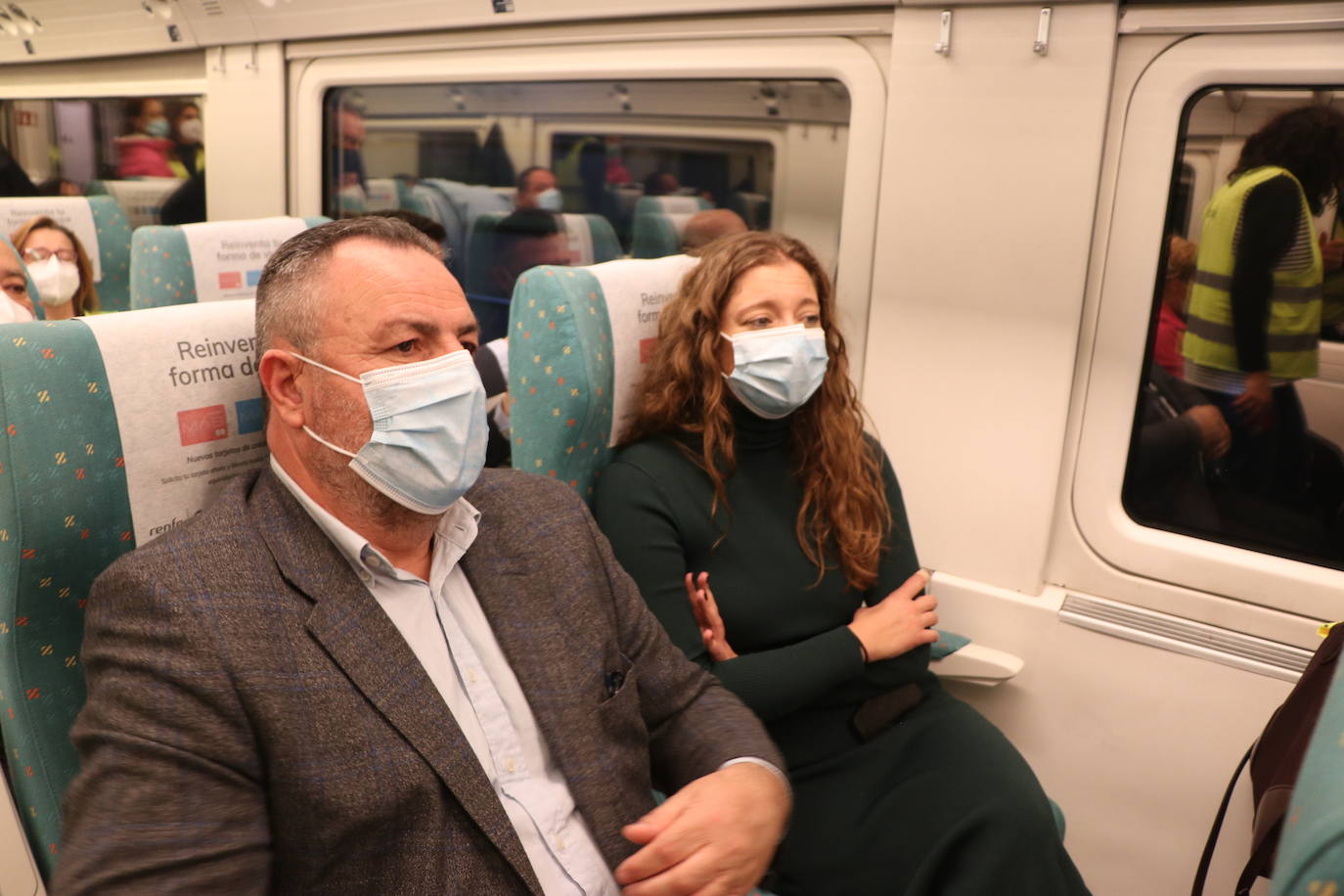 El primer tren con pasajeros ha cruzado este miércoles el corazón de la Variante de Pajares: «Es un día histórico». Ha sido un nutrido grupo de periodistas quienes han recorrido esta infraestructura logística de primer nivel, una de las más importantes a nivel europeo. 