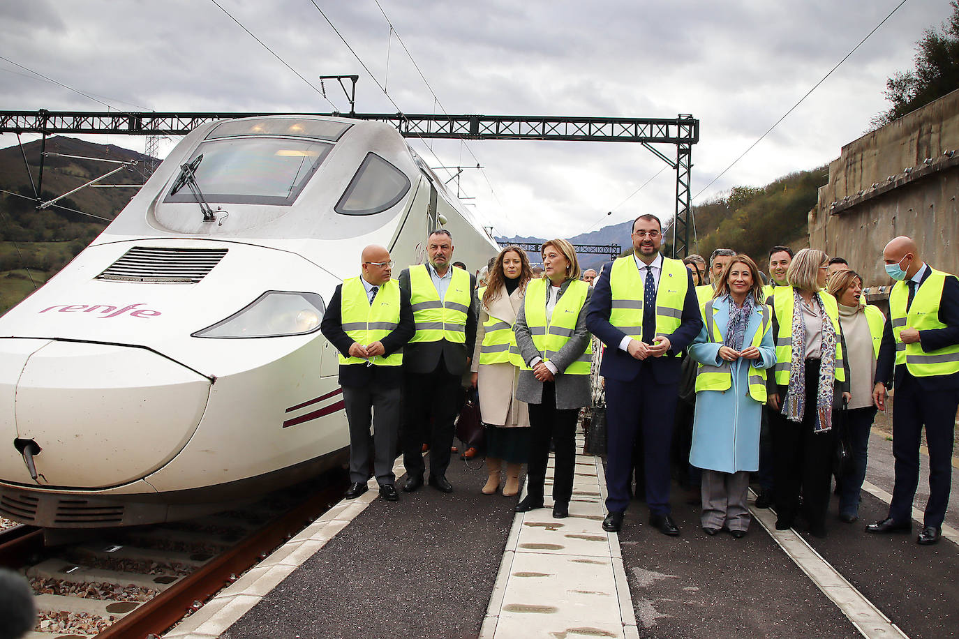 La Variante estrecha los lazos entre León y Asturias con el primer tren de pasajeros que atraviesa sus túneles: «Este es un día para la historia». 