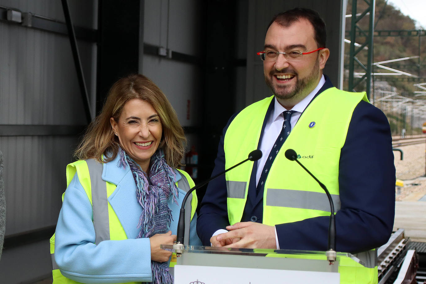 La Variante estrecha los lazos entre León y Asturias con el primer tren de pasajeros que atraviesa sus túneles: «Este es un día para la historia». 