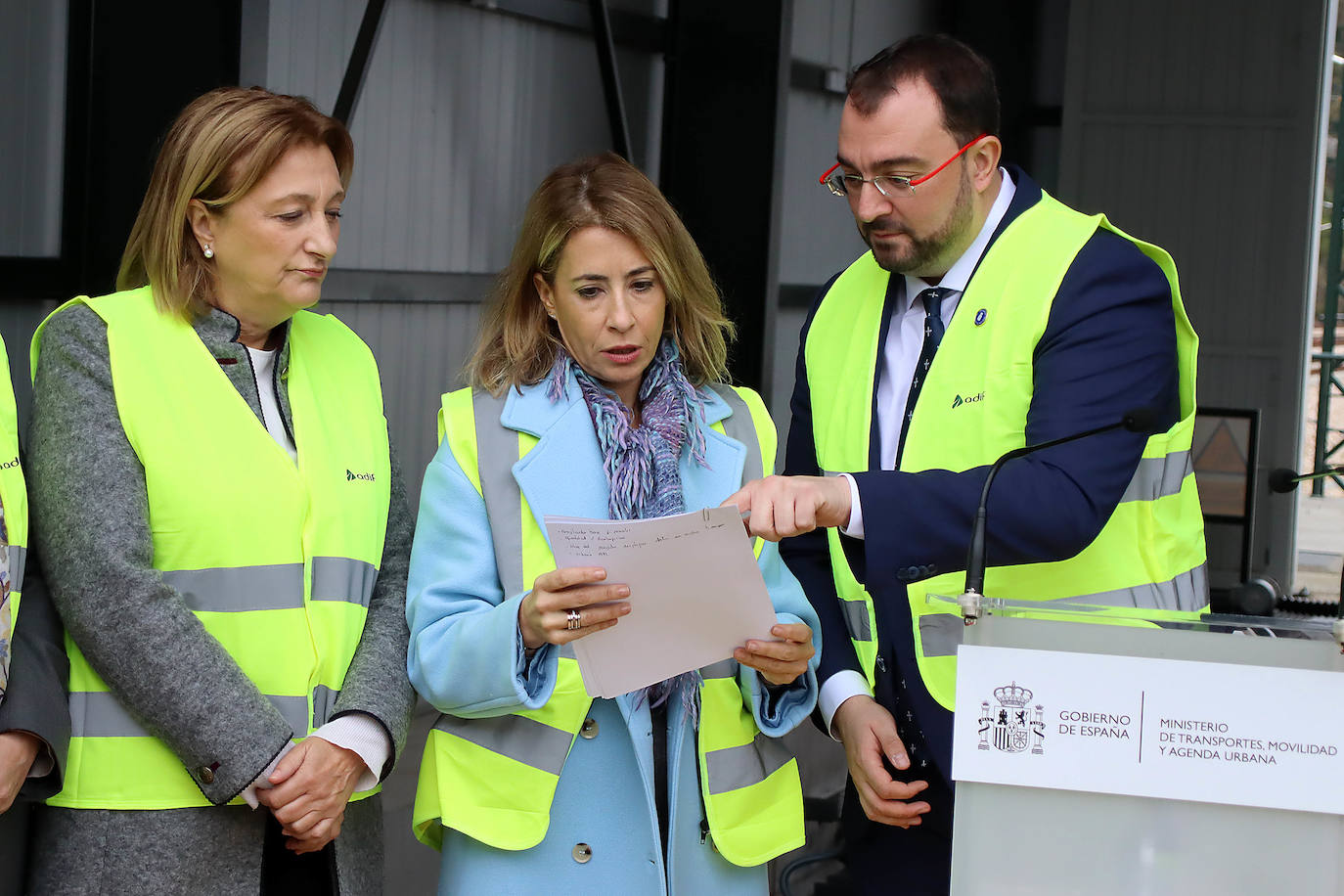 La Variante estrecha los lazos entre León y Asturias con el primer tren de pasajeros que atraviesa sus túneles: «Este es un día para la historia». 