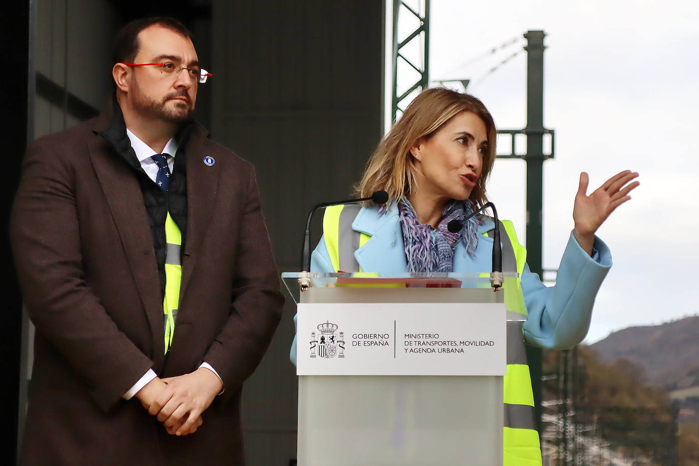 La Variante estrecha los lazos entre León y Asturias con el primer tren de pasajeros que atraviesa sus túneles: «Este es un día para la historia». 