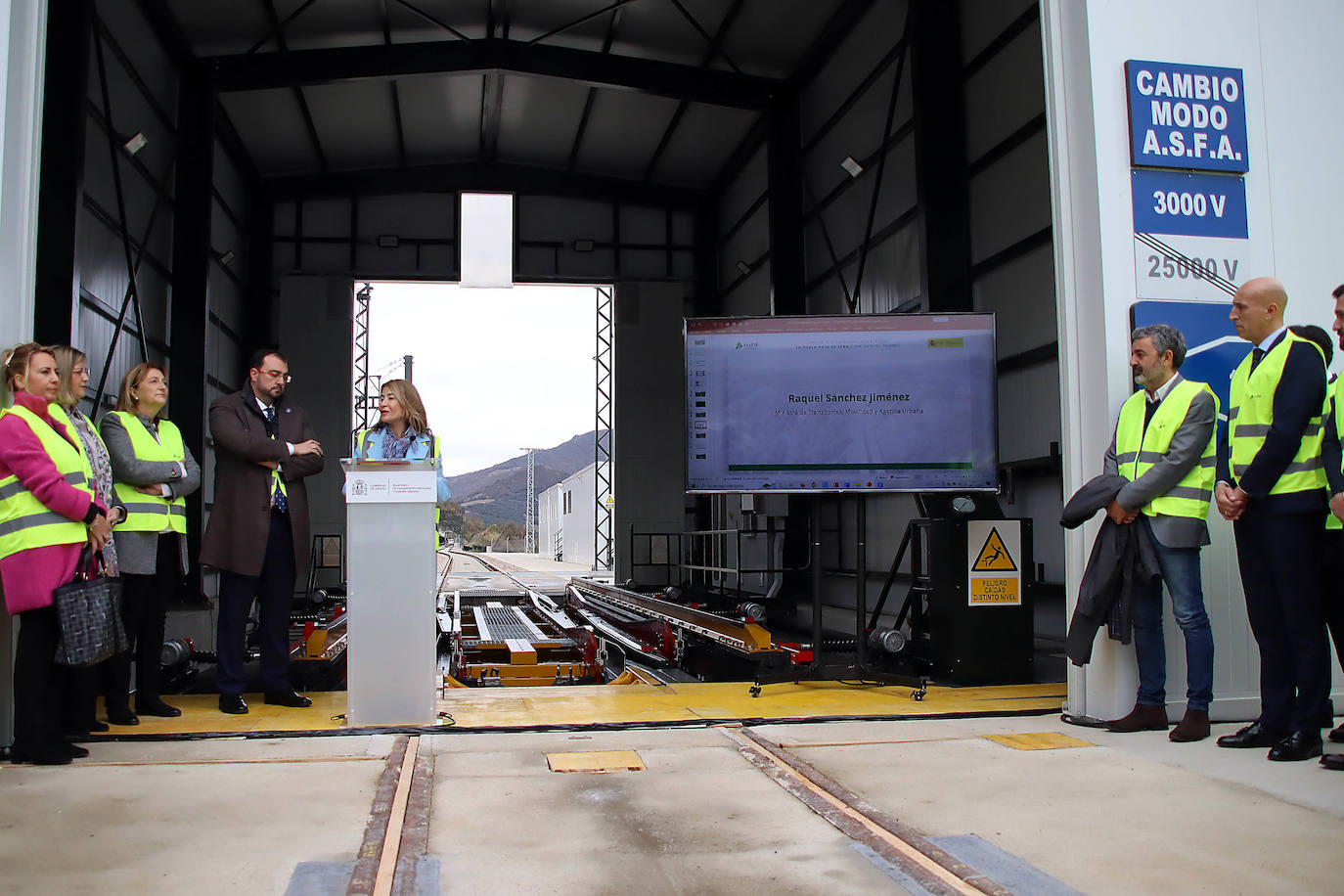 La Variante estrecha los lazos entre León y Asturias con el primer tren de pasajeros que atraviesa sus túneles: «Este es un día para la historia». 