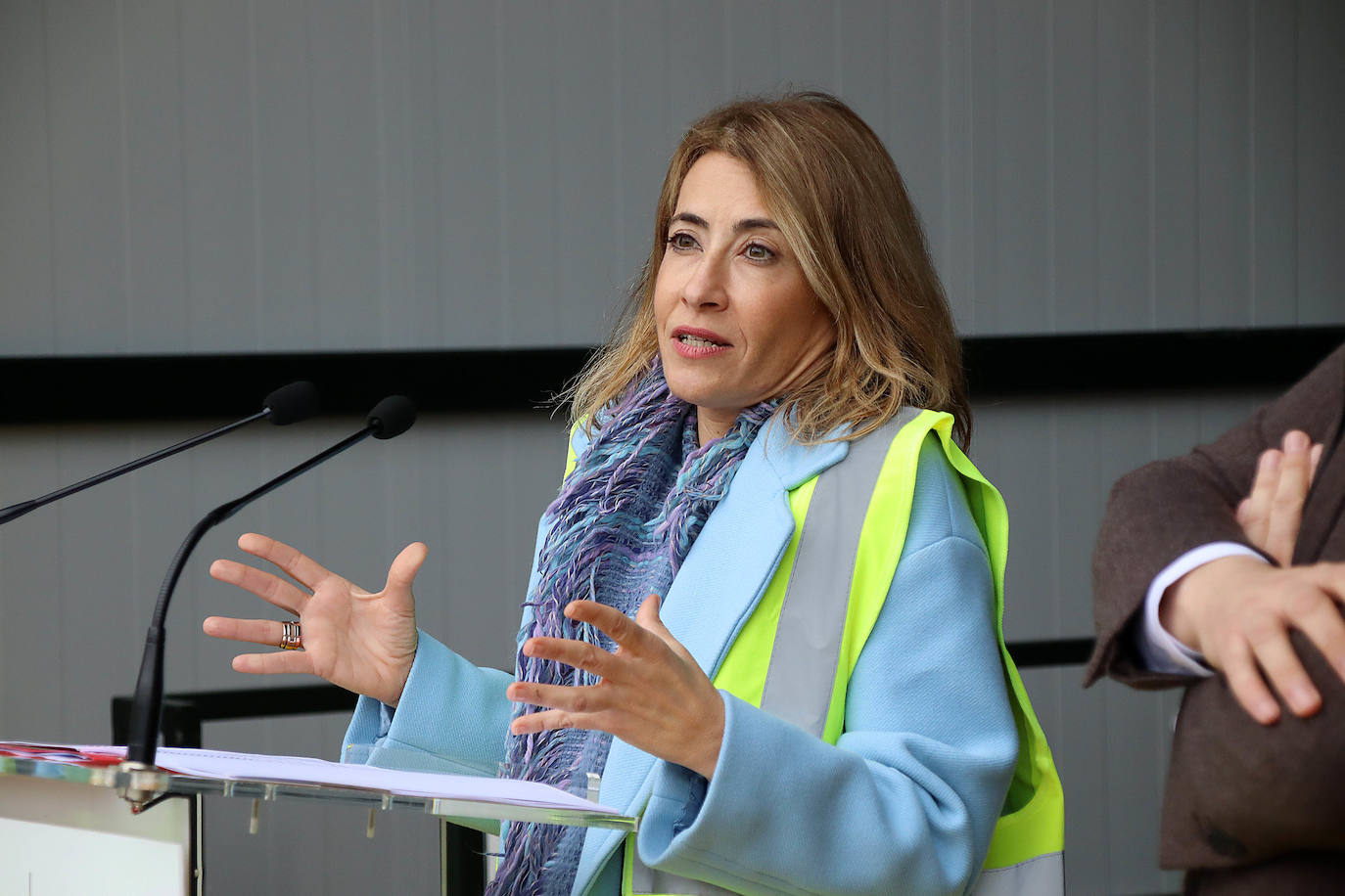 La Variante estrecha los lazos entre León y Asturias con el primer tren de pasajeros que atraviesa sus túneles: «Este es un día para la historia». 