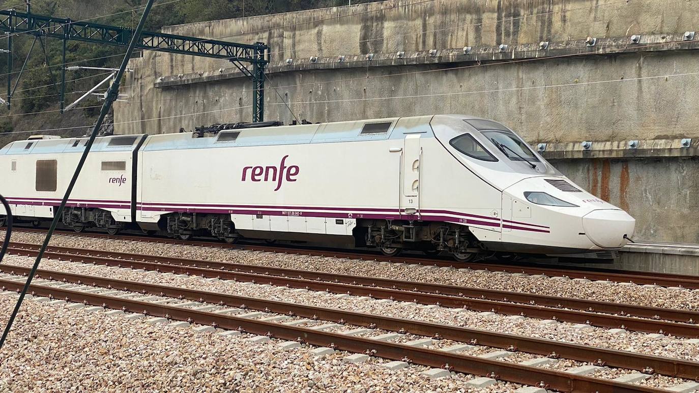 La Variante estrecha los lazos entre León y Asturias con el primer tren de pasajeros que atraviesa sus túneles: «Este es un día para la historia». 