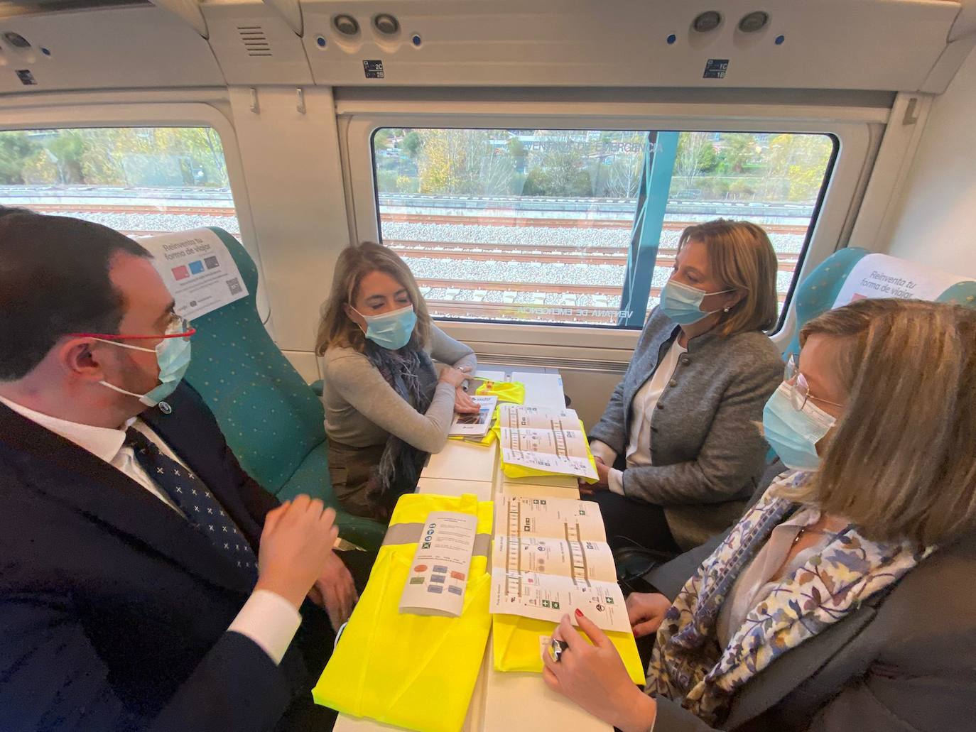 La Variante estrecha los lazos entre León y Asturias con el primer tren de pasajeros que atraviesa sus túneles: «Este es un día para la historia». 