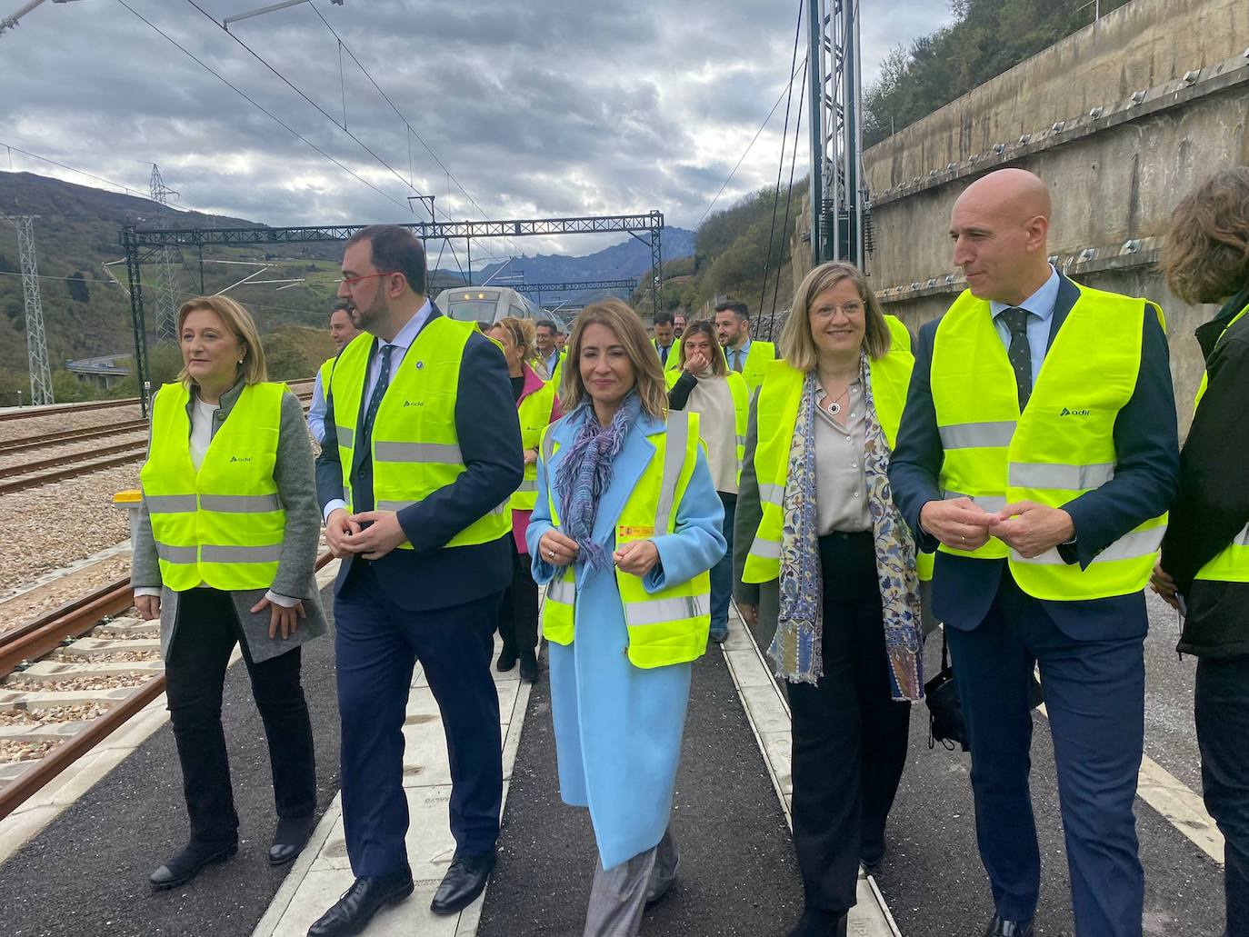 La Variante estrecha los lazos entre León y Asturias con el primer tren de pasajeros que atraviesa sus túneles: «Este es un día para la historia». 