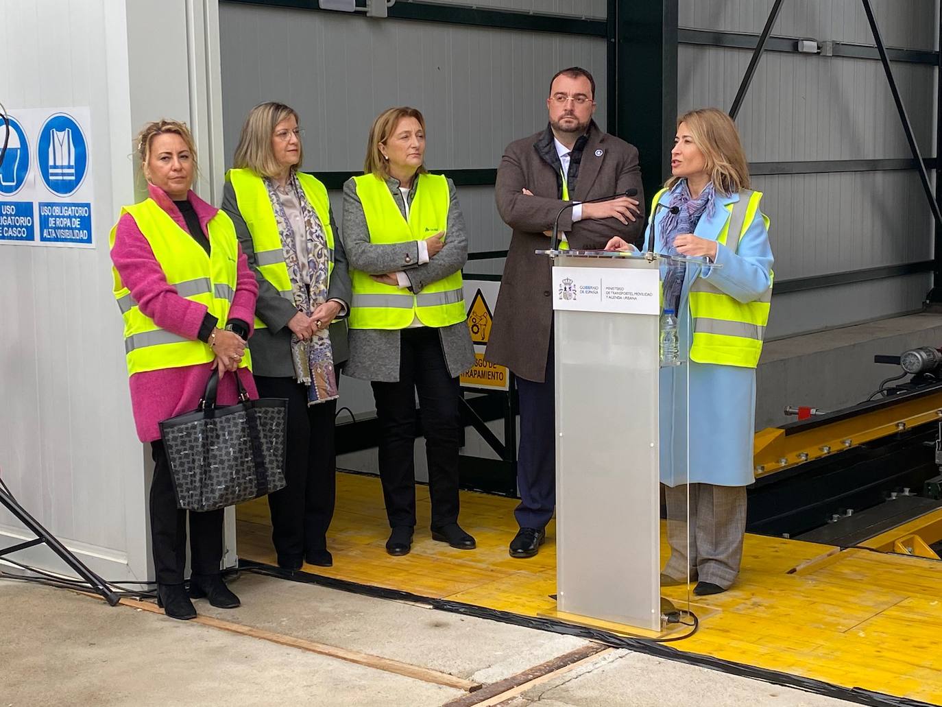 La Variante estrecha los lazos entre León y Asturias con el primer tren de pasajeros que atraviesa sus túneles: «Este es un día para la historia». 