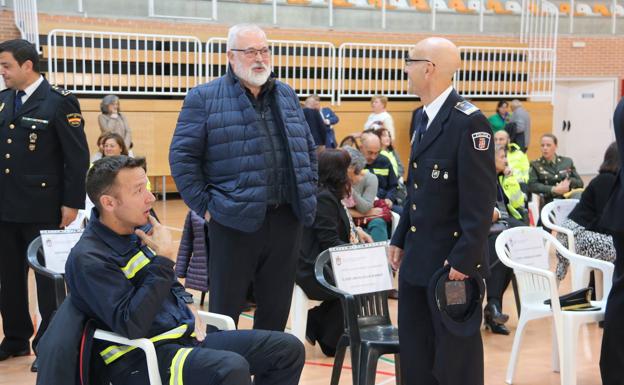 Galería. Un centenar de personas participan en el acto de homenaje a los agentes de la pandemia.