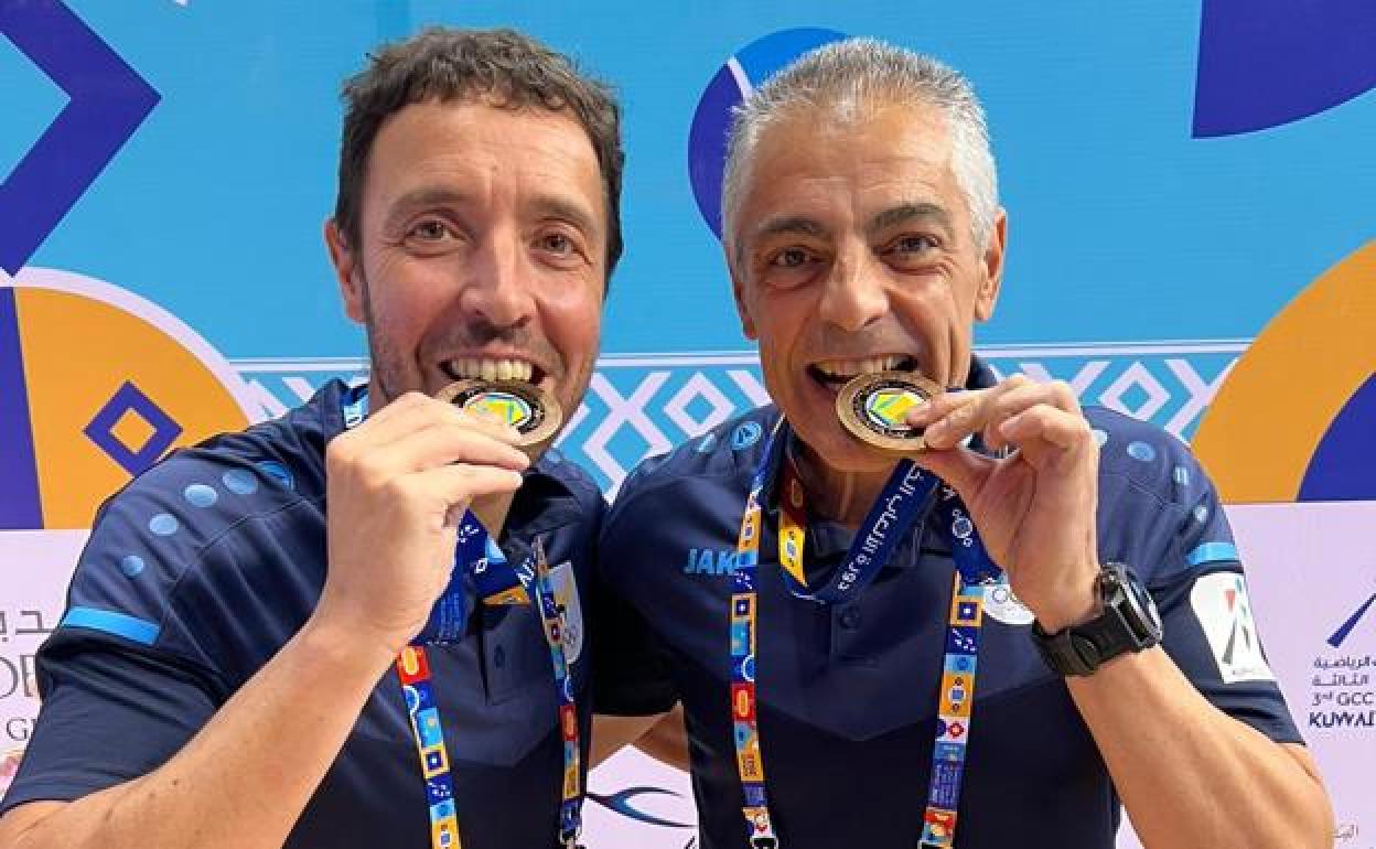 iego Dorado e Isidoro Martínez posan con la medalla lograda con Kuwait en los Juegos del Golfo.