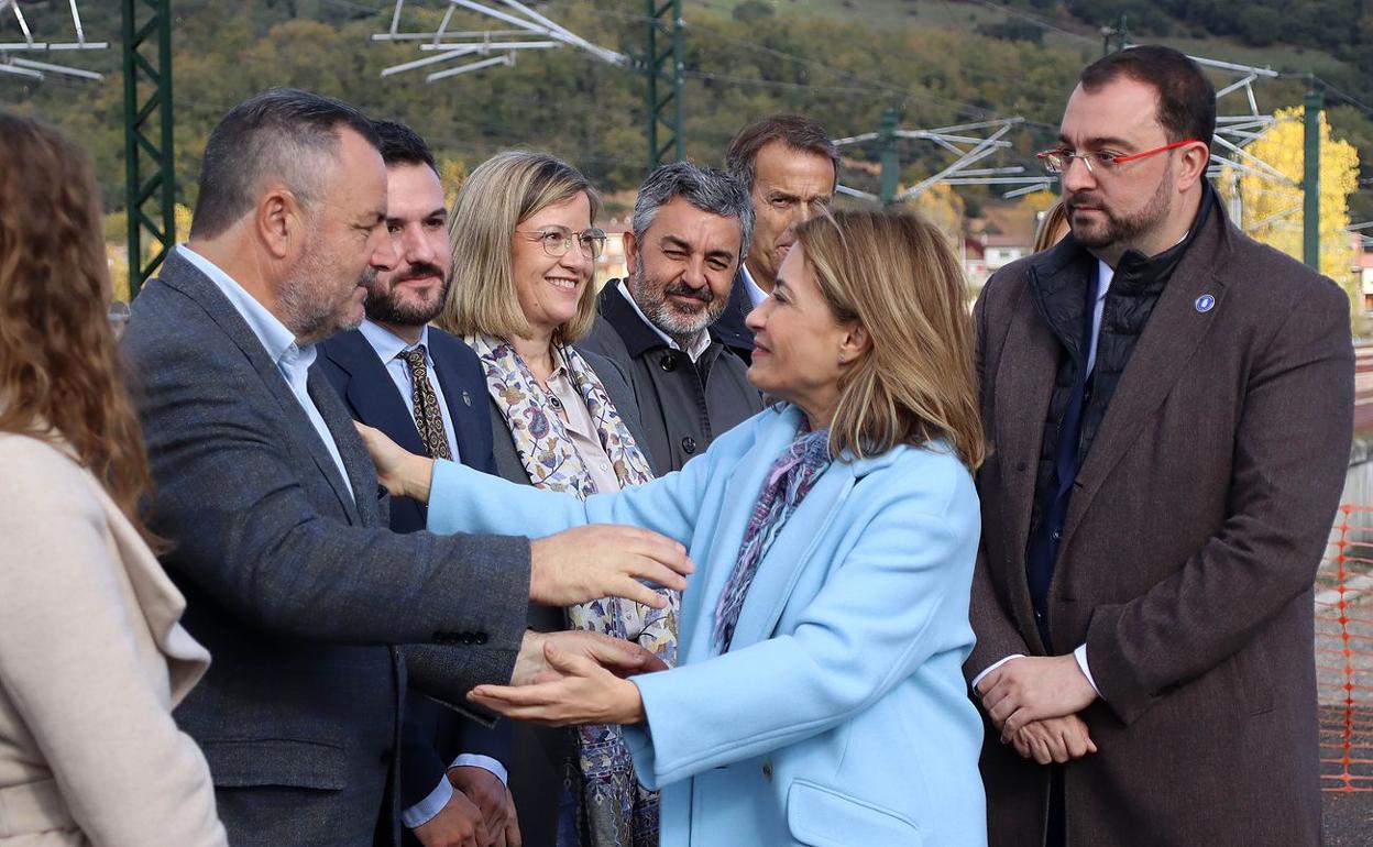 La ministra de Transportes saluda al presidente de la Diputación a su llegada a La Robla. 