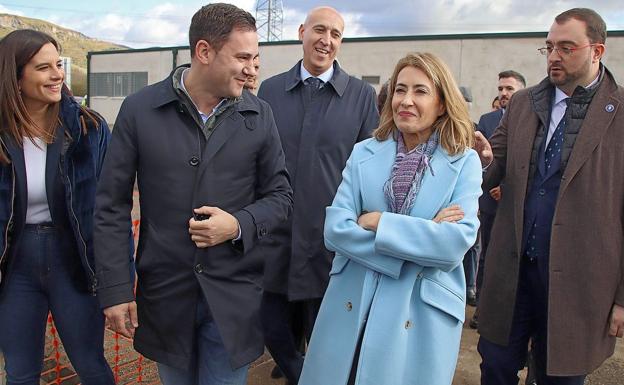 La ministra de Transportes, Raquel Sánchez, ha estado arropada por una amplia comitiva de la que ha formado parte el alcalde de León, José Antonio Diez. 