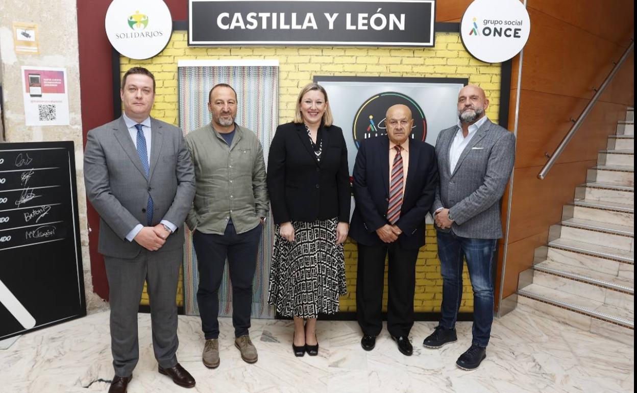 La consejera de Familia, Isabel Blanco, acompaña a los ganadores del premio ONCE Castilla y León.