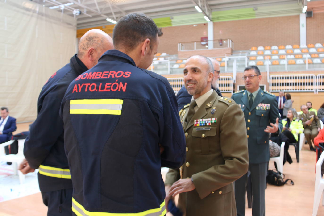 Entrega de reconocimientos a los agentes que participaron de forma activa en la lucha contra la pandemia en León.