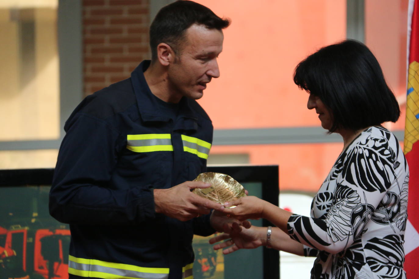 Entrega de reconocimientos a los agentes que participaron de forma activa en la lucha contra la pandemia en León.