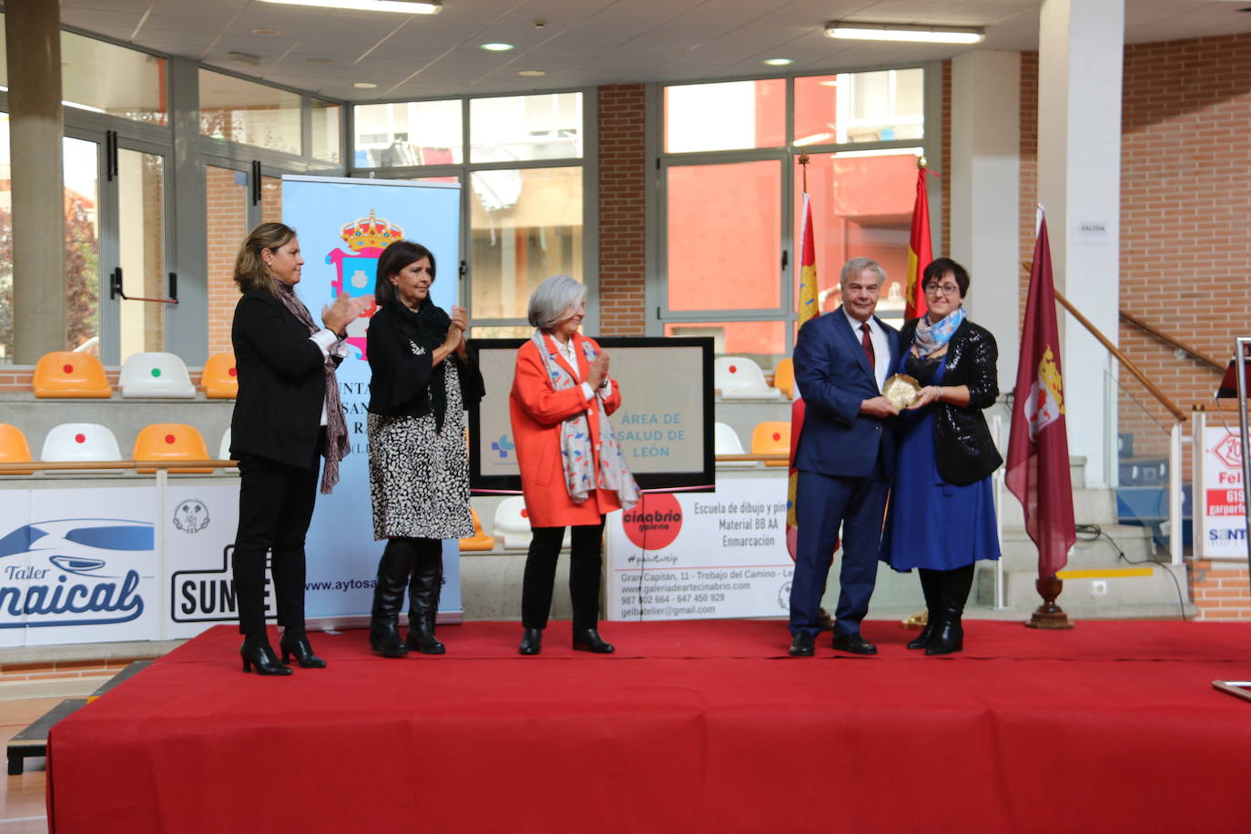 Entrega de reconocimientos a los agentes que participaron de forma activa en la lucha contra la pandemia en León.