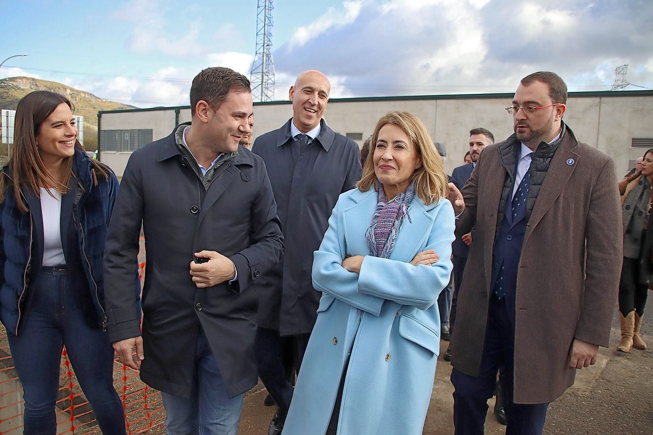 El primer tren con pasajeros ha cruzado este miércoles el corazón de la Variante de Pajares: «Es un día histórico». Ha sido un nutrido grupo de periodistas quienes han recorrido esta infraestructura logística de primer nivel, una de las más importantes a nivel europeo. 