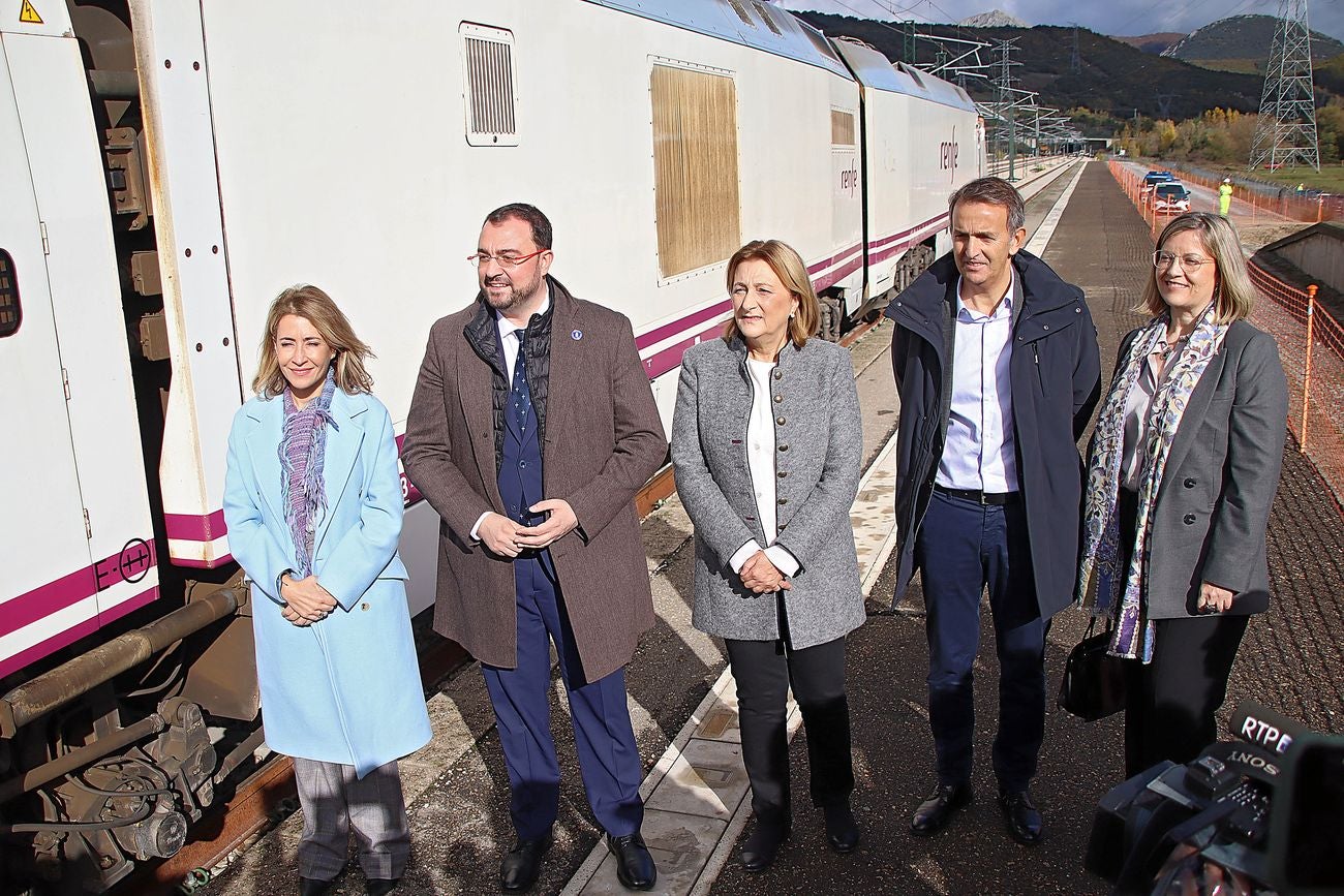 El primer tren con pasajeros ha cruzado este miércoles el corazón de la Variante de Pajares: «Es un día histórico». Ha sido un nutrido grupo de periodistas quienes han recorrido esta infraestructura logística de primer nivel, una de las más importantes a nivel europeo. 