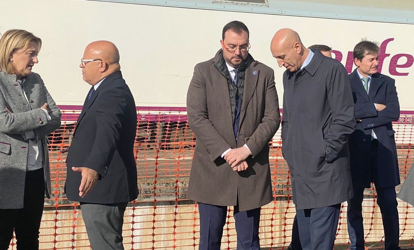 El primer tren con pasajeros ha cruzado este miércoles el corazón de la Variante de Pajares: «Es un día histórico». Ha sido un nutrido grupo de periodistas quienes han recorrido esta infraestructura logística de primer nivel, una de las más importantes a nivel europeo. 