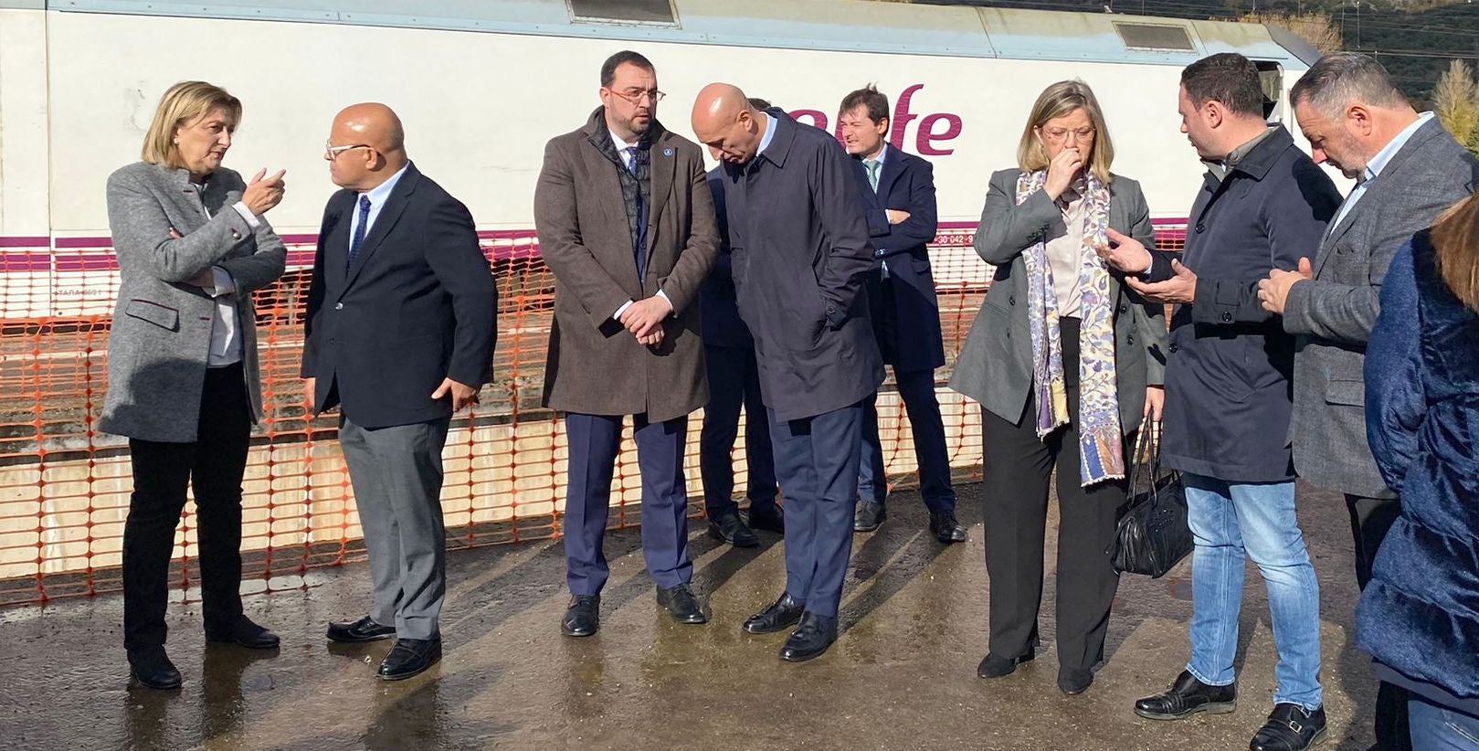 El primer tren con pasajeros ha cruzado este miércoles el corazón de la Variante de Pajares: «Es un día histórico». Ha sido un nutrido grupo de periodistas quienes han recorrido esta infraestructura logística de primer nivel, una de las más importantes a nivel europeo. 