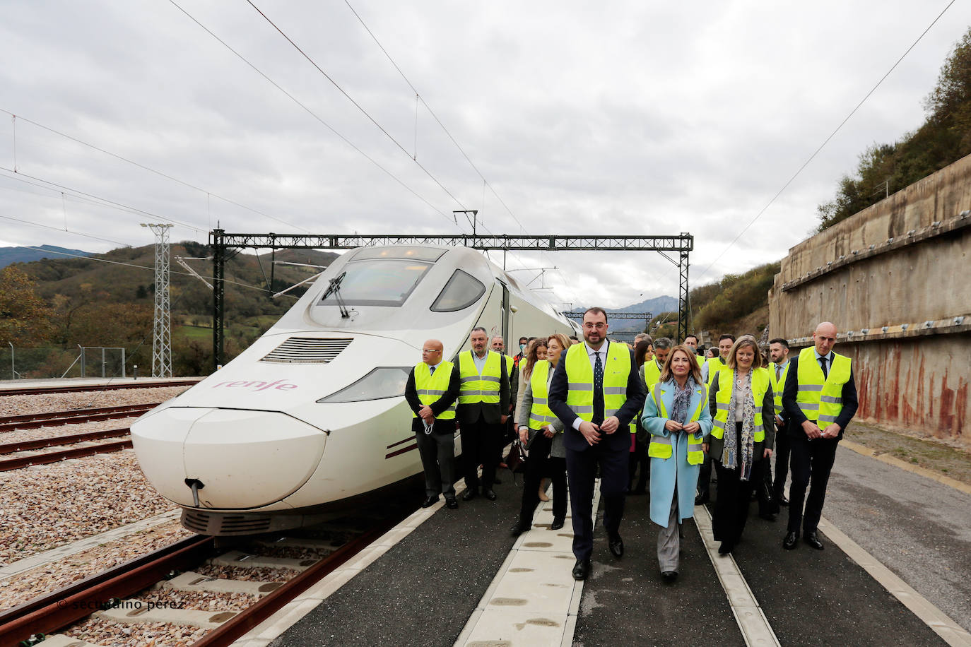 La Variante estrecha los lazos entre León y Asturias con el primer tren de pasajeros que atraviesa sus túneles: «Este es un día para la historia». 