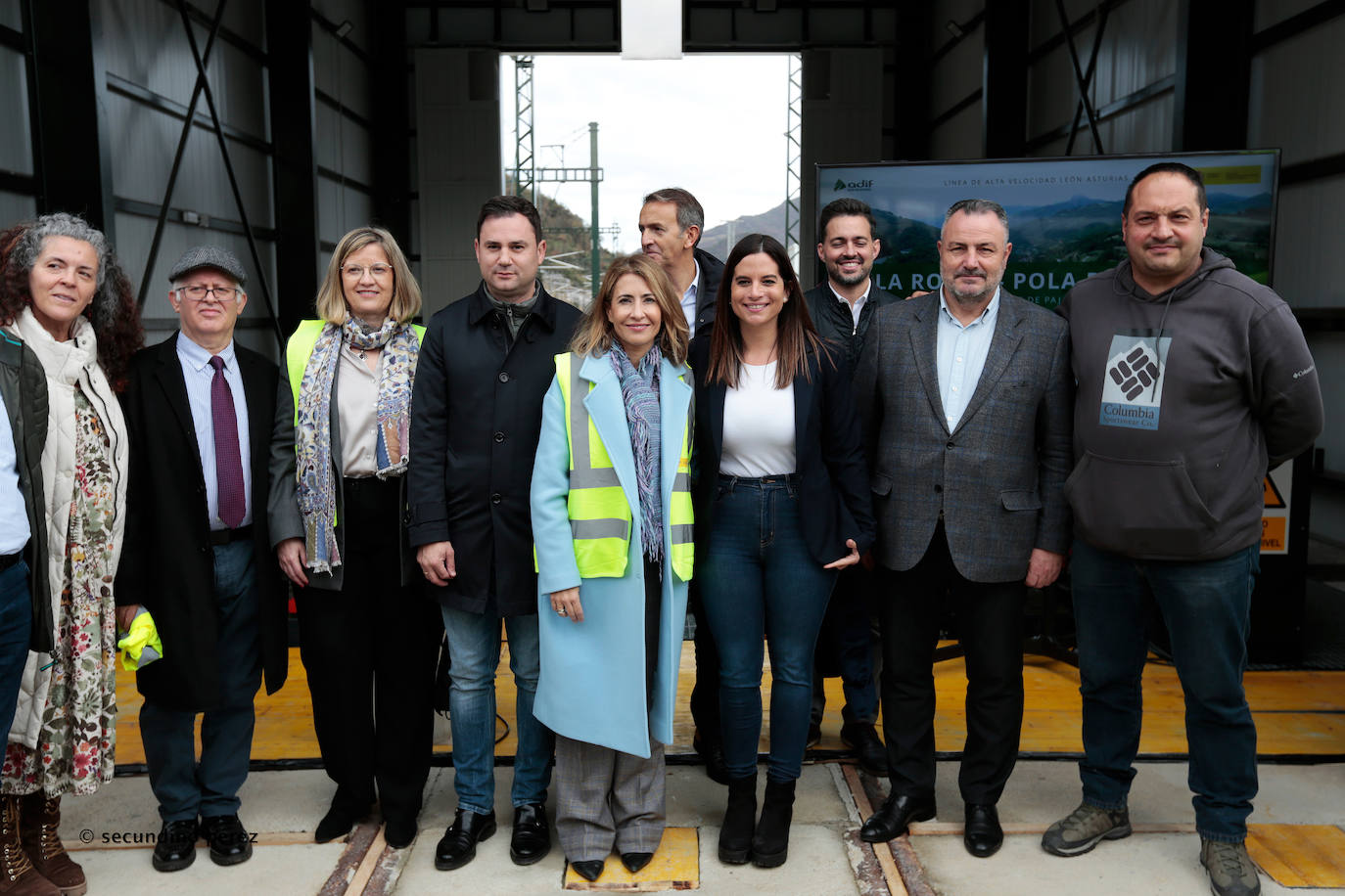 La Variante estrecha los lazos entre León y Asturias con el primer tren de pasajeros que atraviesa sus túneles: «Este es un día para la historia». 