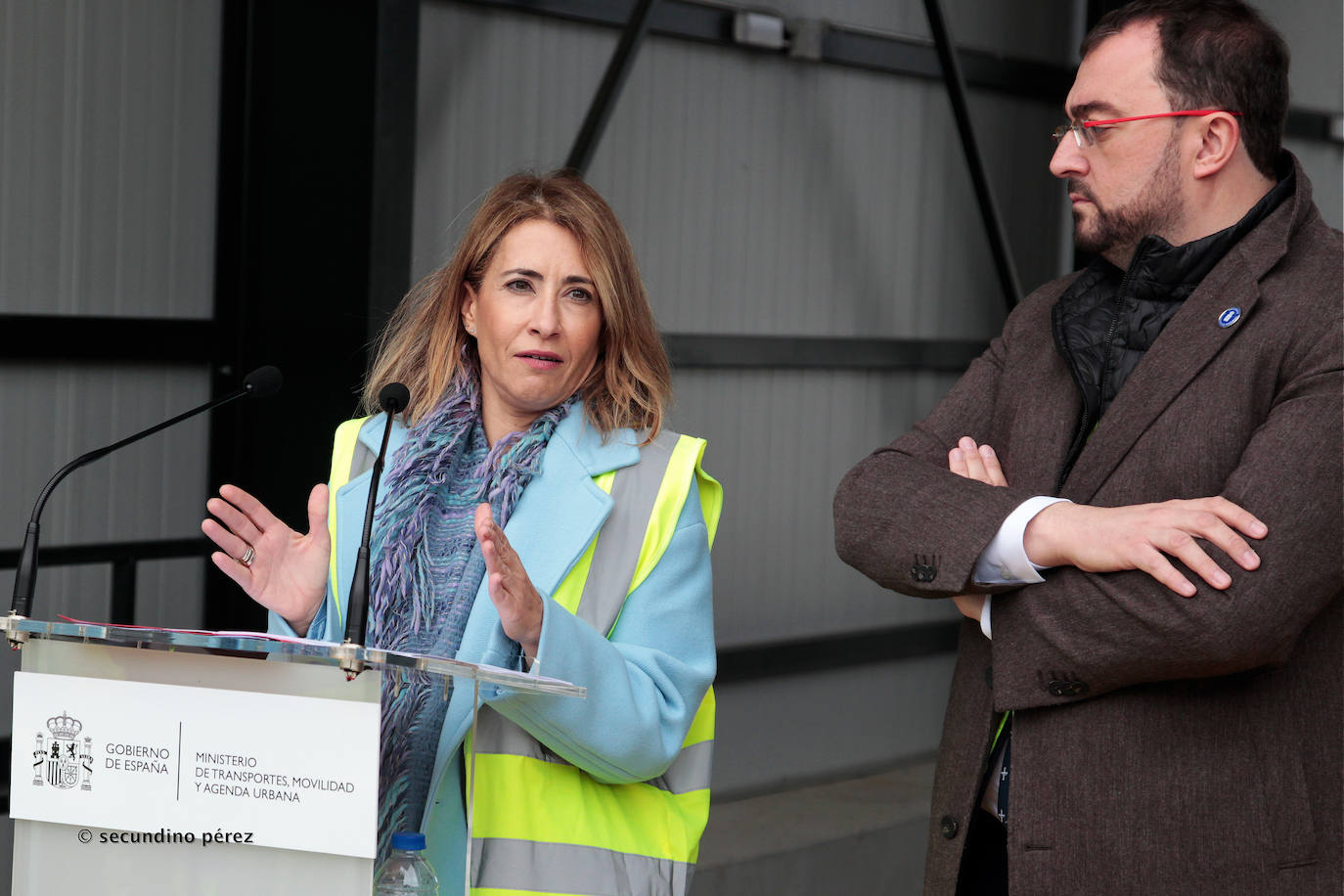 La Variante estrecha los lazos entre León y Asturias con el primer tren de pasajeros que atraviesa sus túneles: «Este es un día para la historia». 