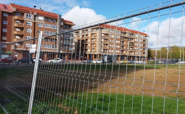 Galería. Las vallas ya rodean la parcela donde se construirá el Parque de las Tierras Leonesas. 