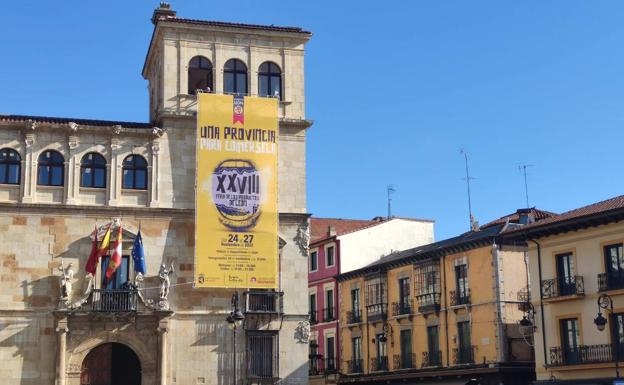 Una gran lona con el lema, las fechas y el lugar de la Feria de Productos de León ya anuncia su inminente llegada en la fachada de la sede de la Diputación de León en el palacio de los Guzmanes.